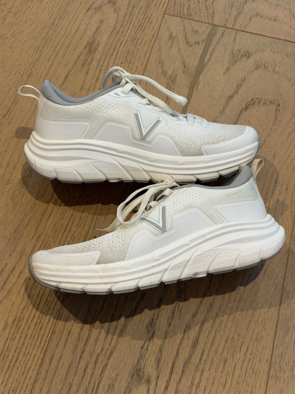 Vionic Walk Max in All White